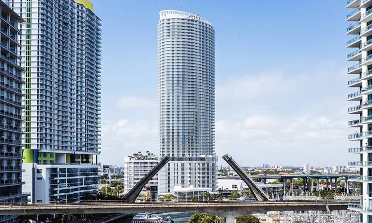 Waterfront luxury in the Heart of Downtown Miami. Spacious 2 Bedrooms starting at $5,200/ Parking available / Multiple layouts available.