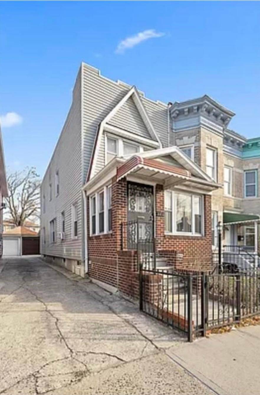 CLASSIC PRE-WAR TOWNHOUSE