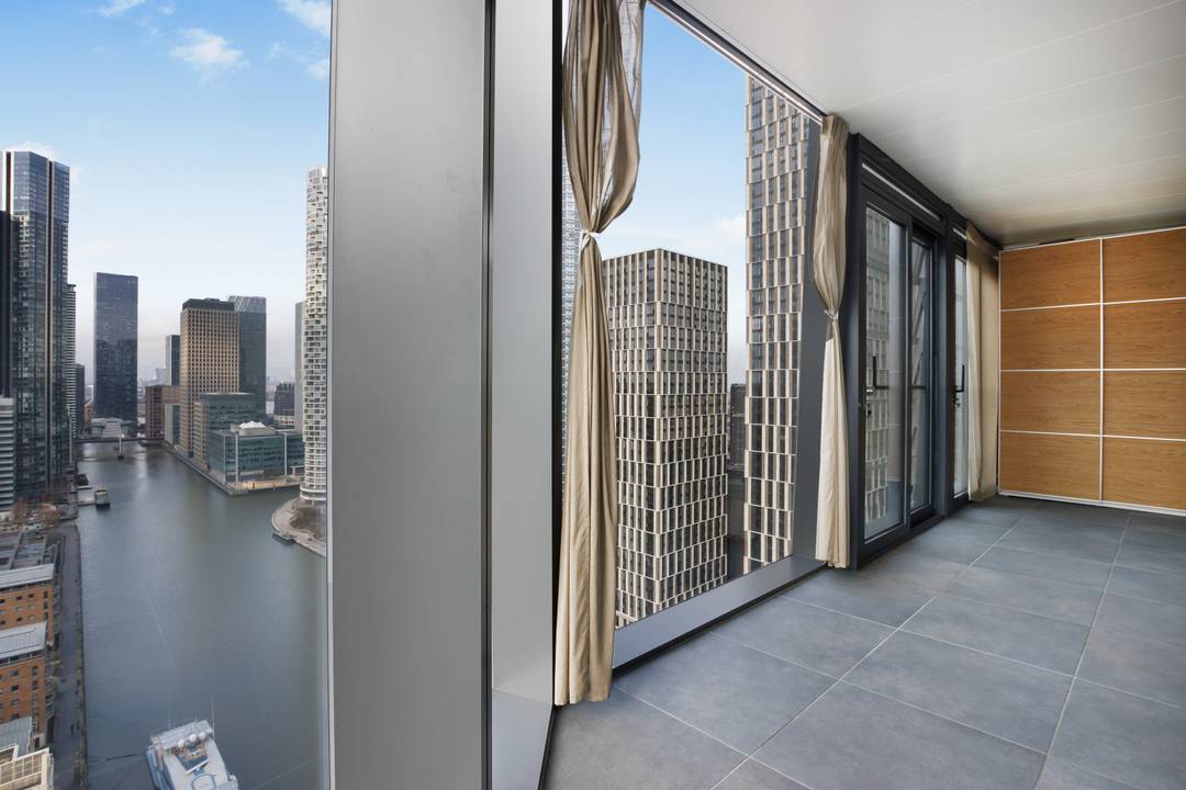 “Sky-High Sophistication: Triple-Aspect 3-Bed with Double Winter Garden at Dollar Bay Point”