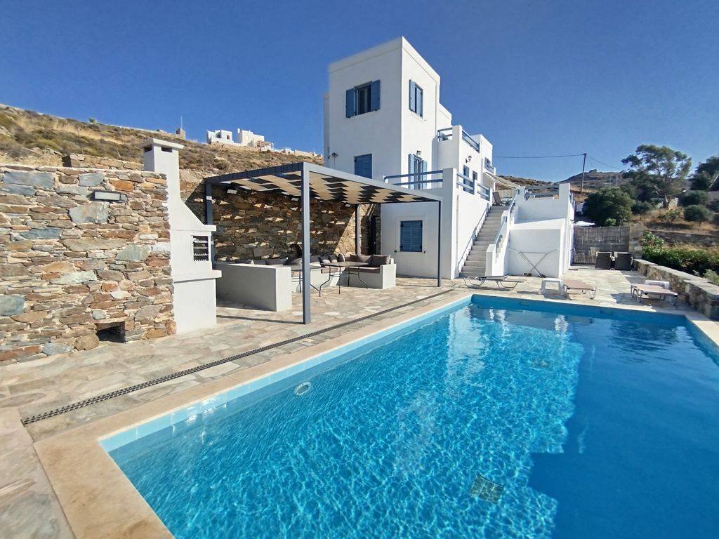 Corner Villa with Sea View, Pool & 5 Bedrooms