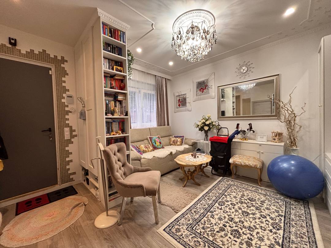 Bright, Fully Renovated Ground-Floor Apartment with Terrace – Ready to Move In!