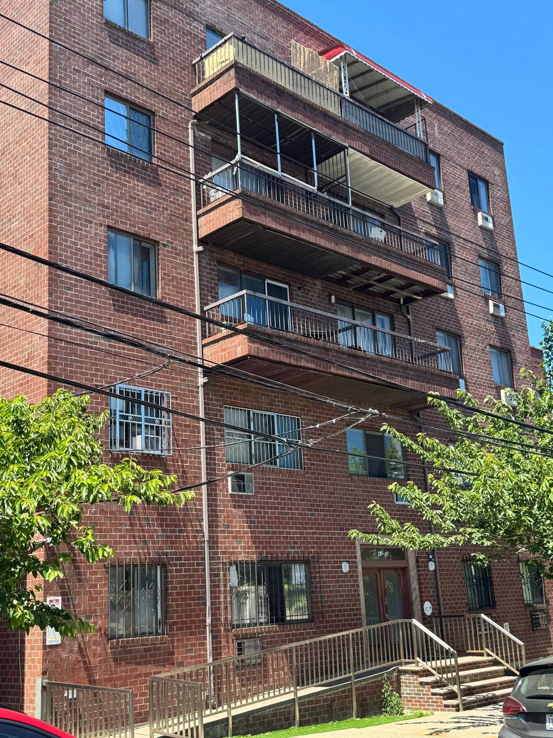 Spacious 2 bedroom 2 bath apartment in Woodside!! easy walk to 7train