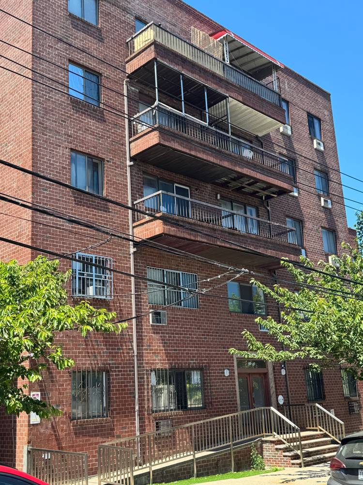 Spacious 2 bedroom 2 bath apartment in Woodside!! easy walk to 7train