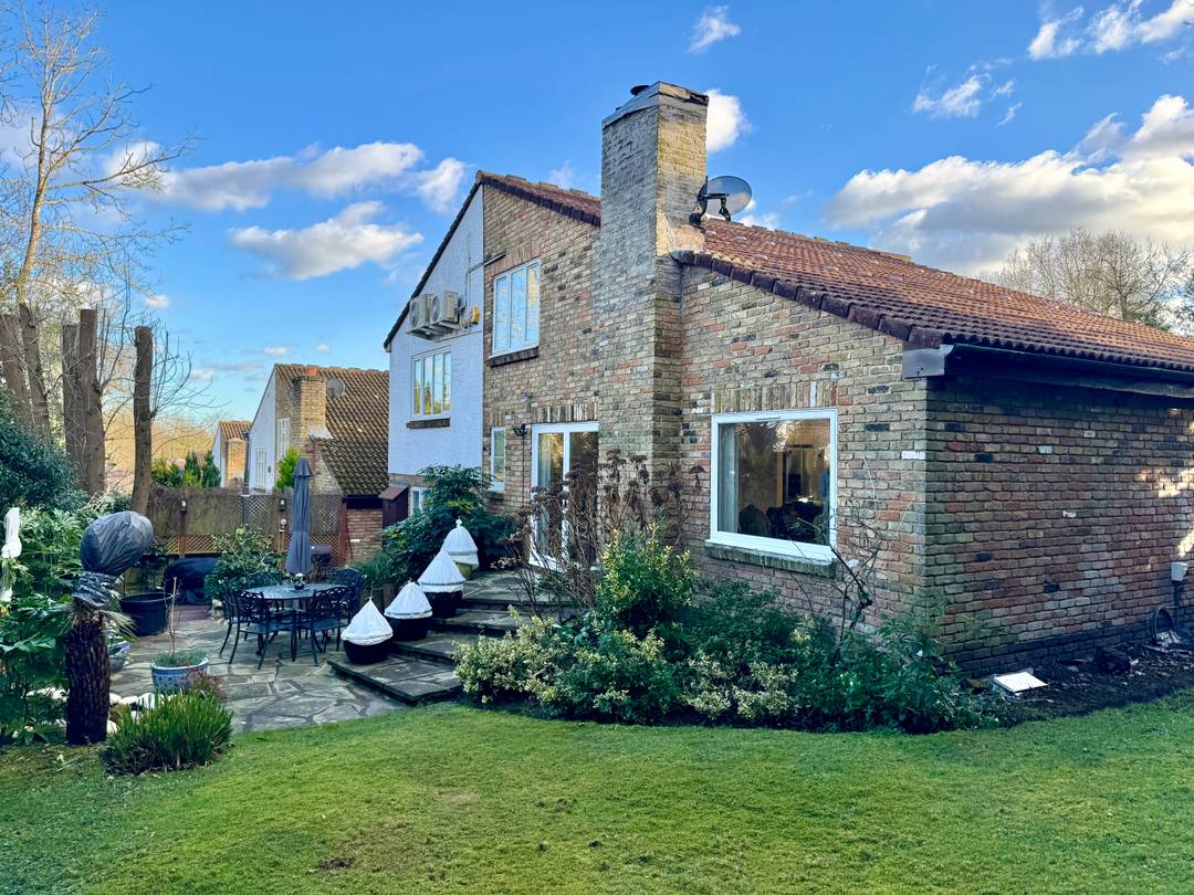 A Prime Cul de Sac Residence on the coveted Wimbledon / Coombe Border