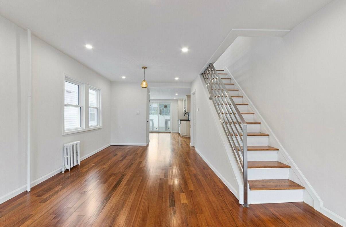NEWLY RENOVATED TOWNHOUSE