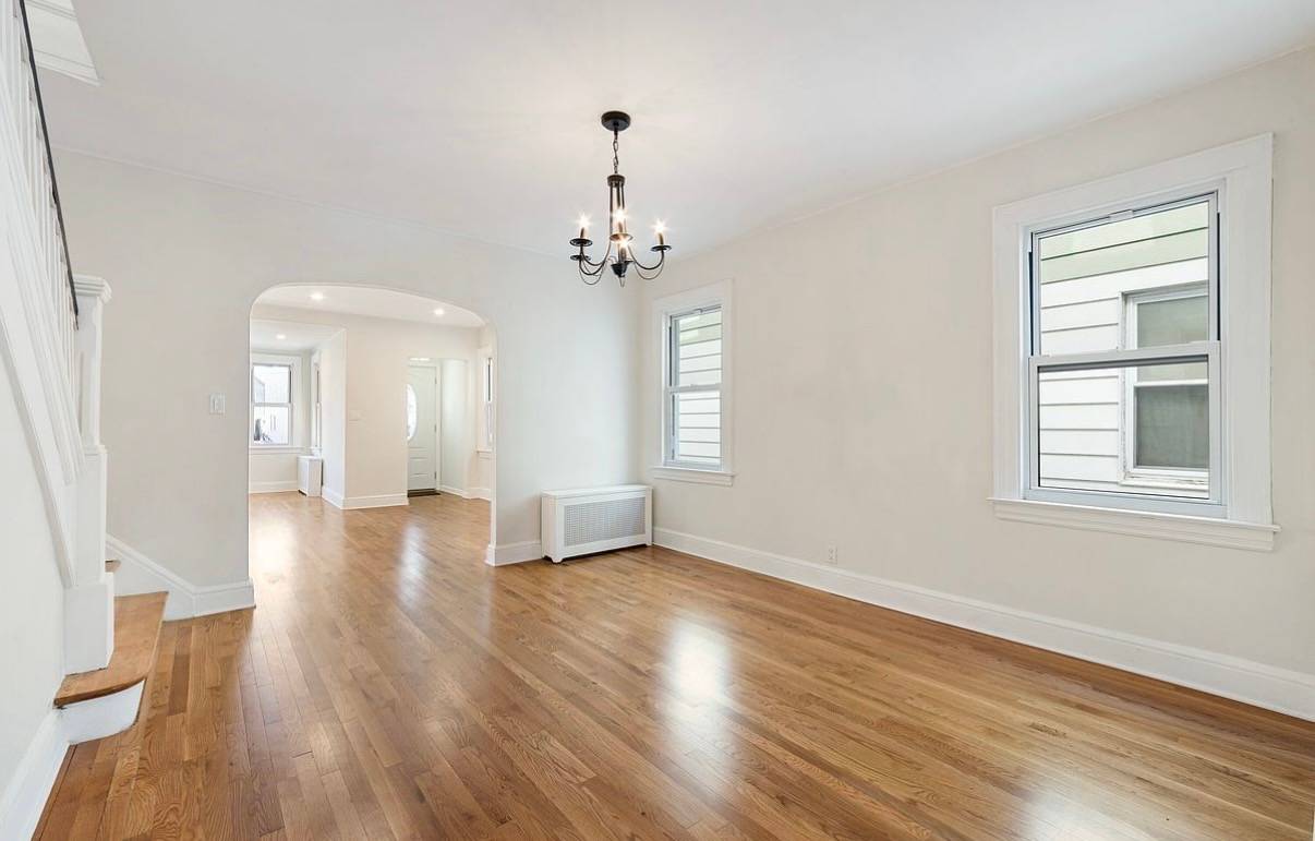 BEAUTIFULLY RENOVATED TOWNHOUSE