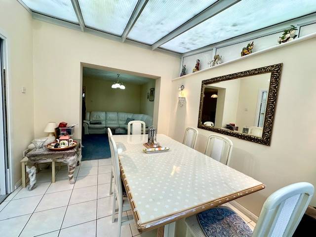 Introducing a well presented 4 Bedroom 2 bath house in Hayes, UB4