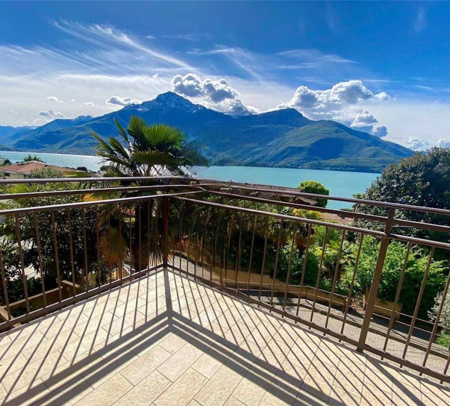 Lake Como, Domaso: Refined apartment with a Prestigious terrace, Panoramic view, and Private garden