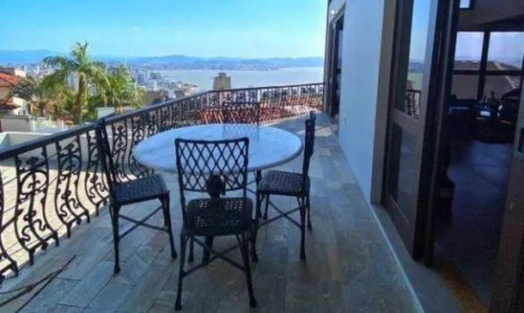 Downtown Villa with Sea View