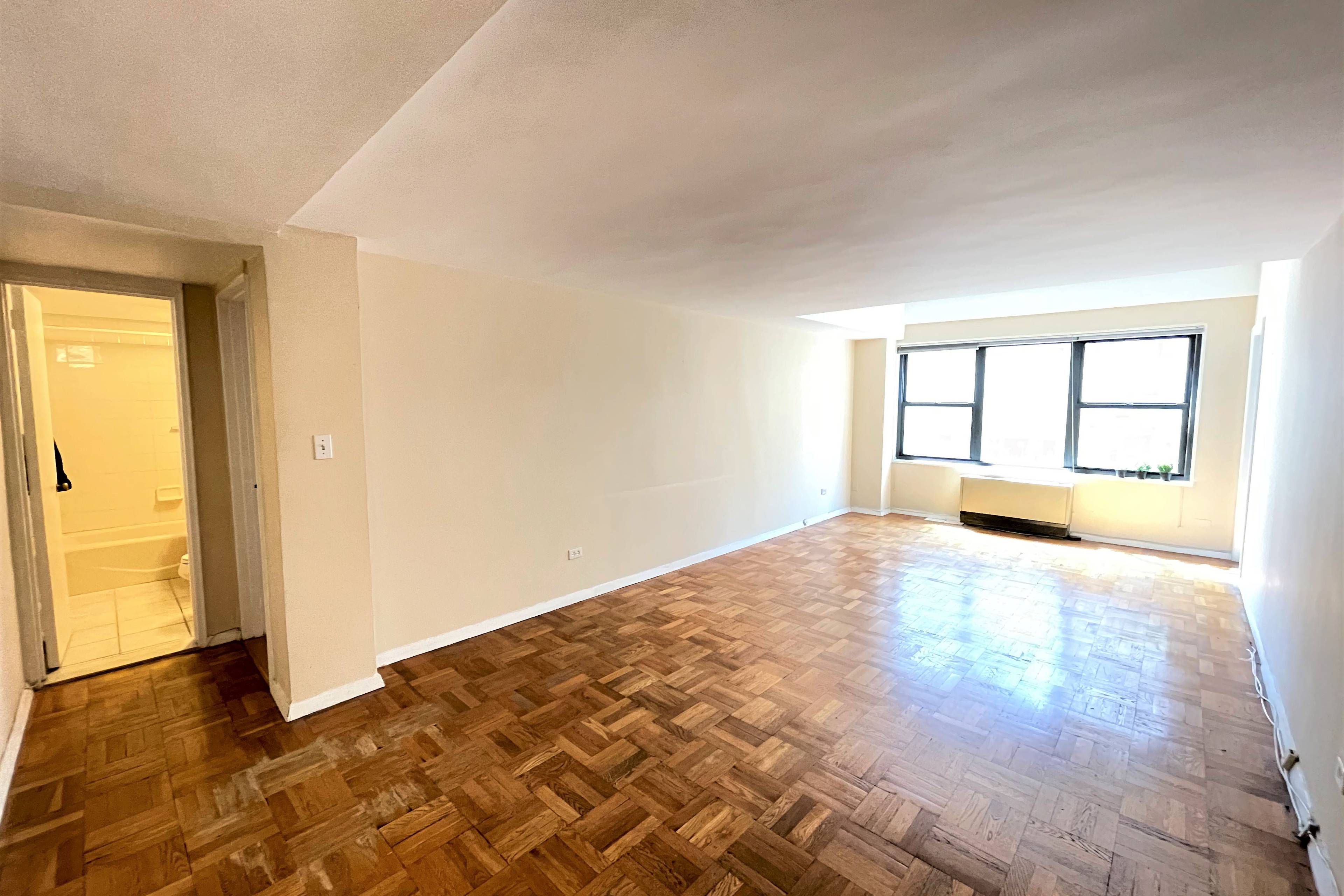 Airy one bedroom/one bathroom apartment with a home office
