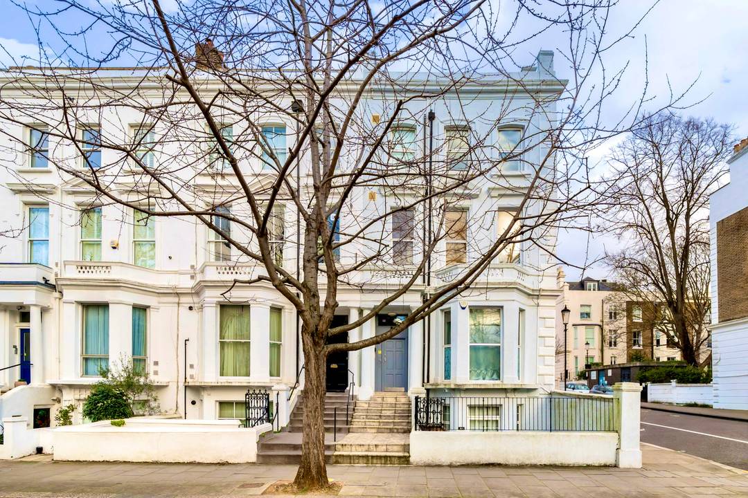 Bright and spacious 1 bed flat in need of modernisation in Kensington Olympia, W14