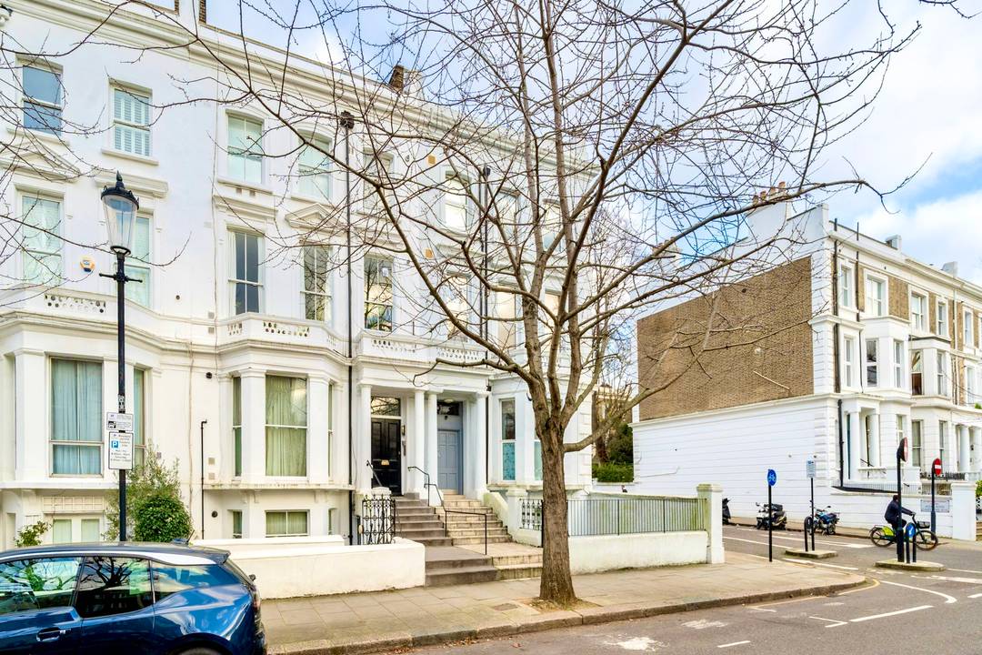 Bright and spacious 1 bed flat in need of modernisation in Kensington Olympia, W14