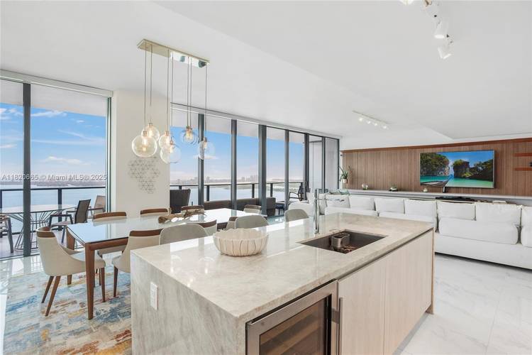 Stunning 4-Bedroom Waterfront Lower Penthouse at ONE PARAISO