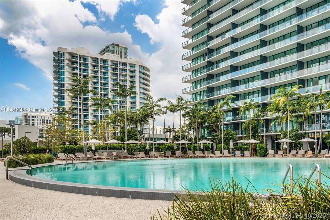 Gran Paraiso | Luxury 1 Bedroom + Den, 2 Bathroom Residence