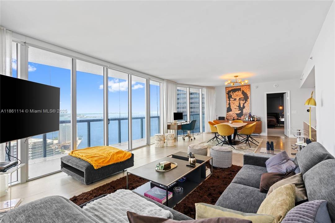 Luxury 3-Bedroom Corner Residence at Icon Brickell – 32nd Floor