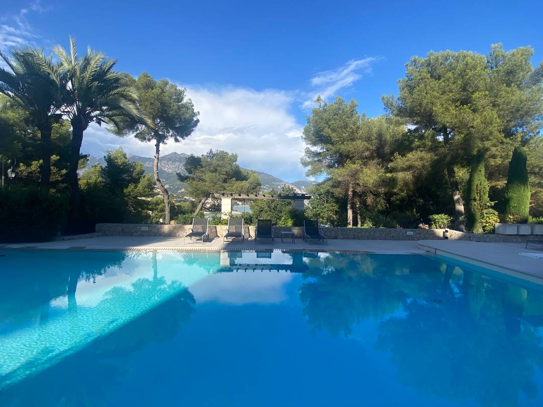 Triplex Oasis: Panoramic Riviera Views & Timeless Elegance Near Monaco