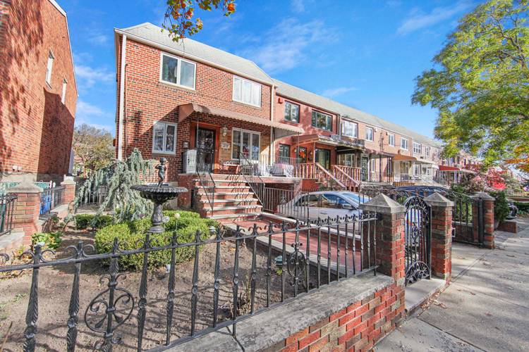 3 BEDROOMS IN MIDDLE VILLAGE HOUSE