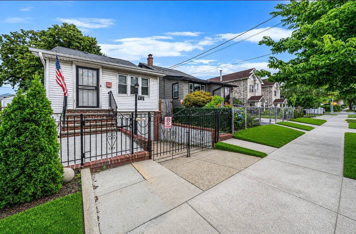 SINGLE FAMILY HOME LOCATED IN THROGGS NECK, NY