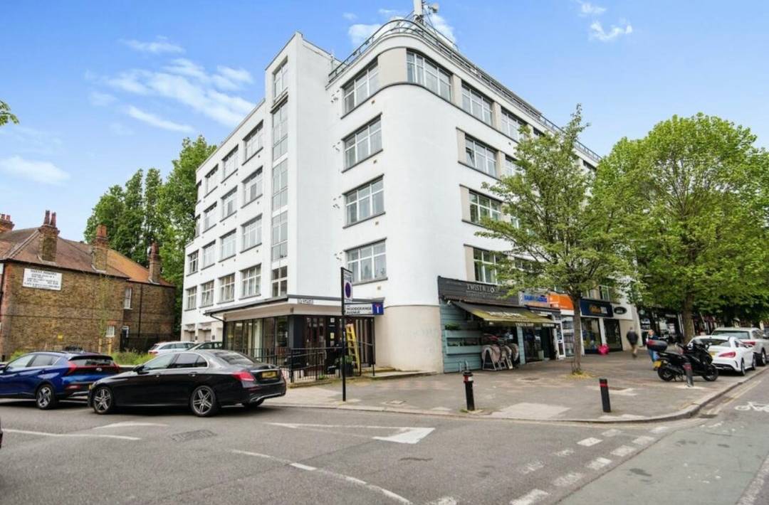 Well presented 2 bed apartment with allocated parking in Ealing Common, London. W5.