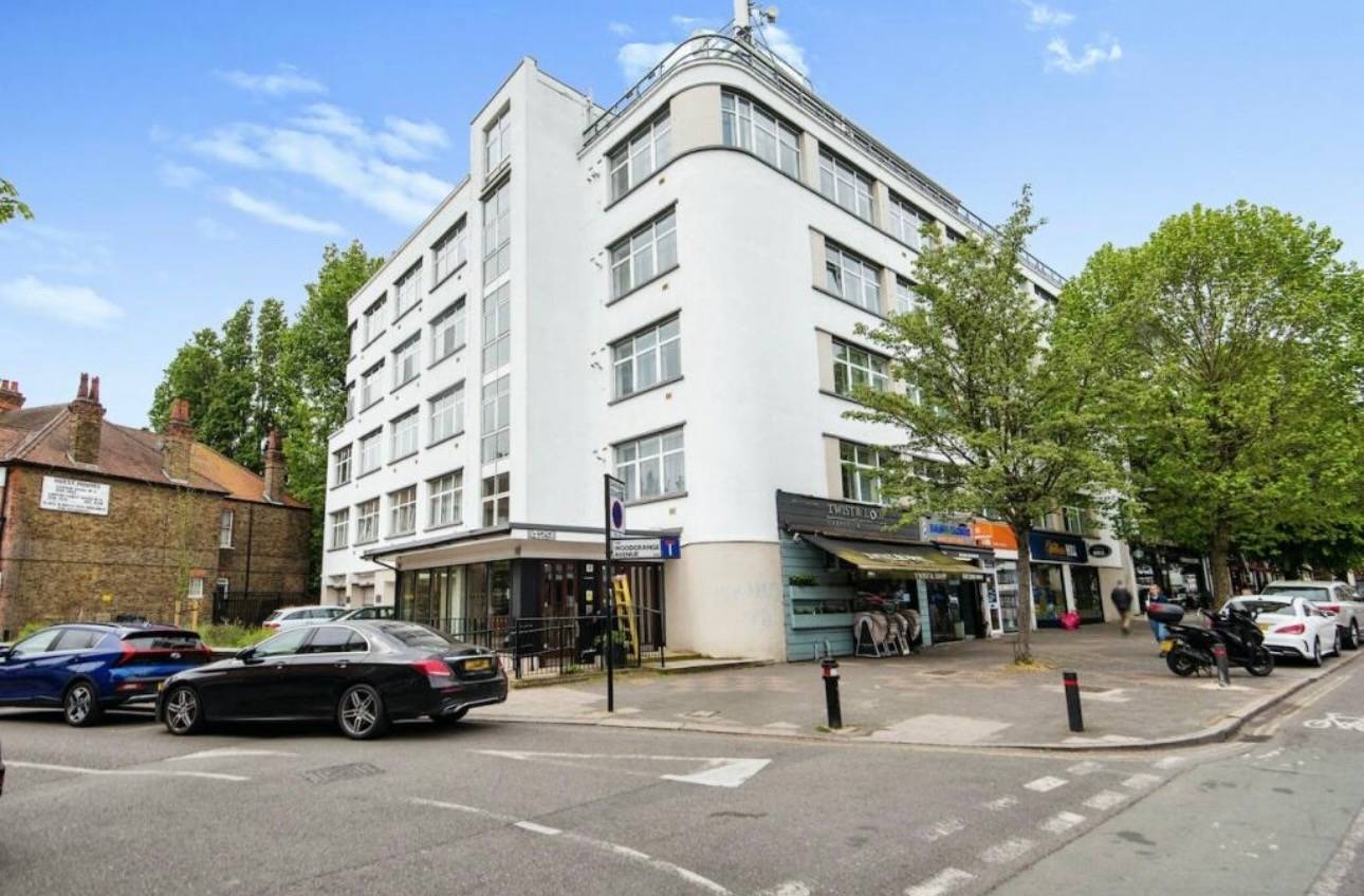 Well presented 2 bed apartment with allocated parking in Ealing Common, London. W5.