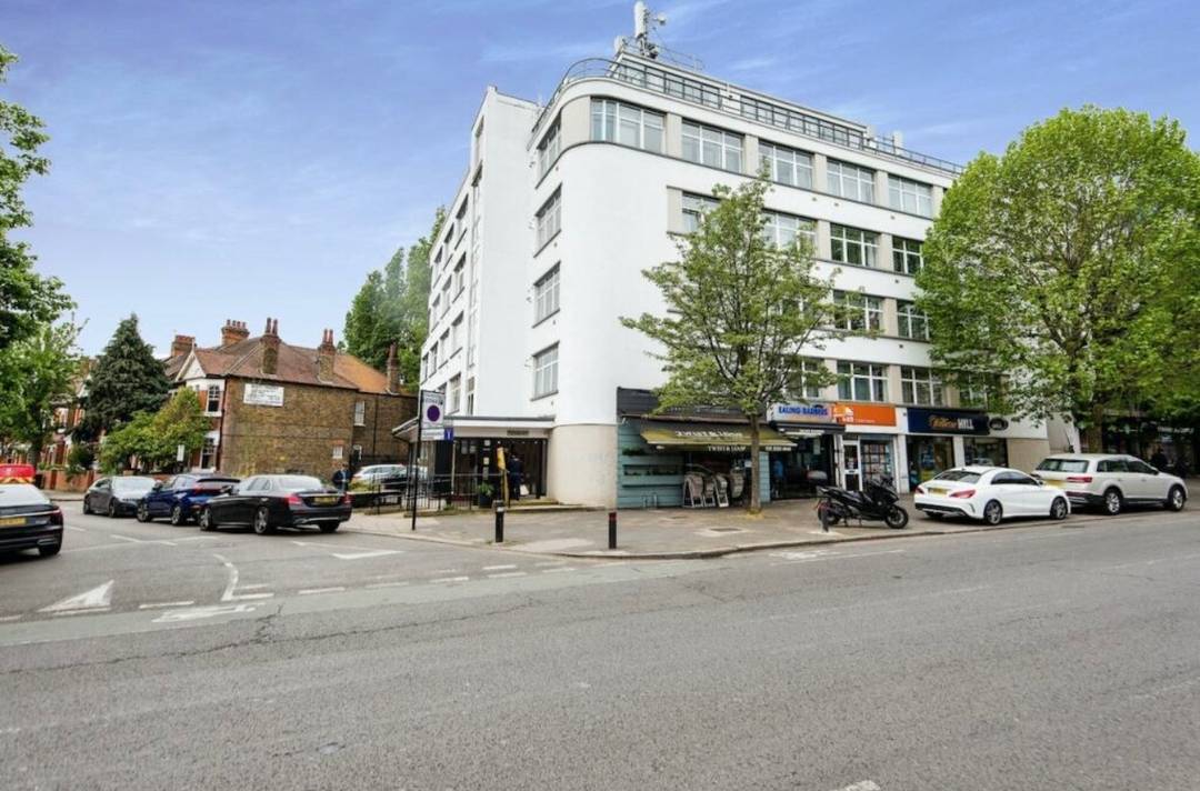 Well presented 2 bed apartment with allocated parking in Ealing Common, London. W5.