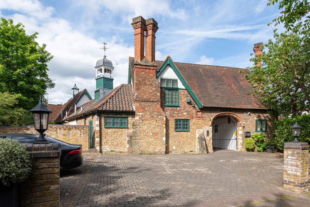 Bijoux 2 Bedroom House in Listed Converted  Stables on Exclusive Private Estate