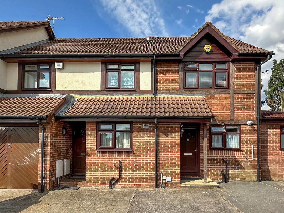 Introducing a well presented 4 Bedroom 2 bath house in Hayes, UB4