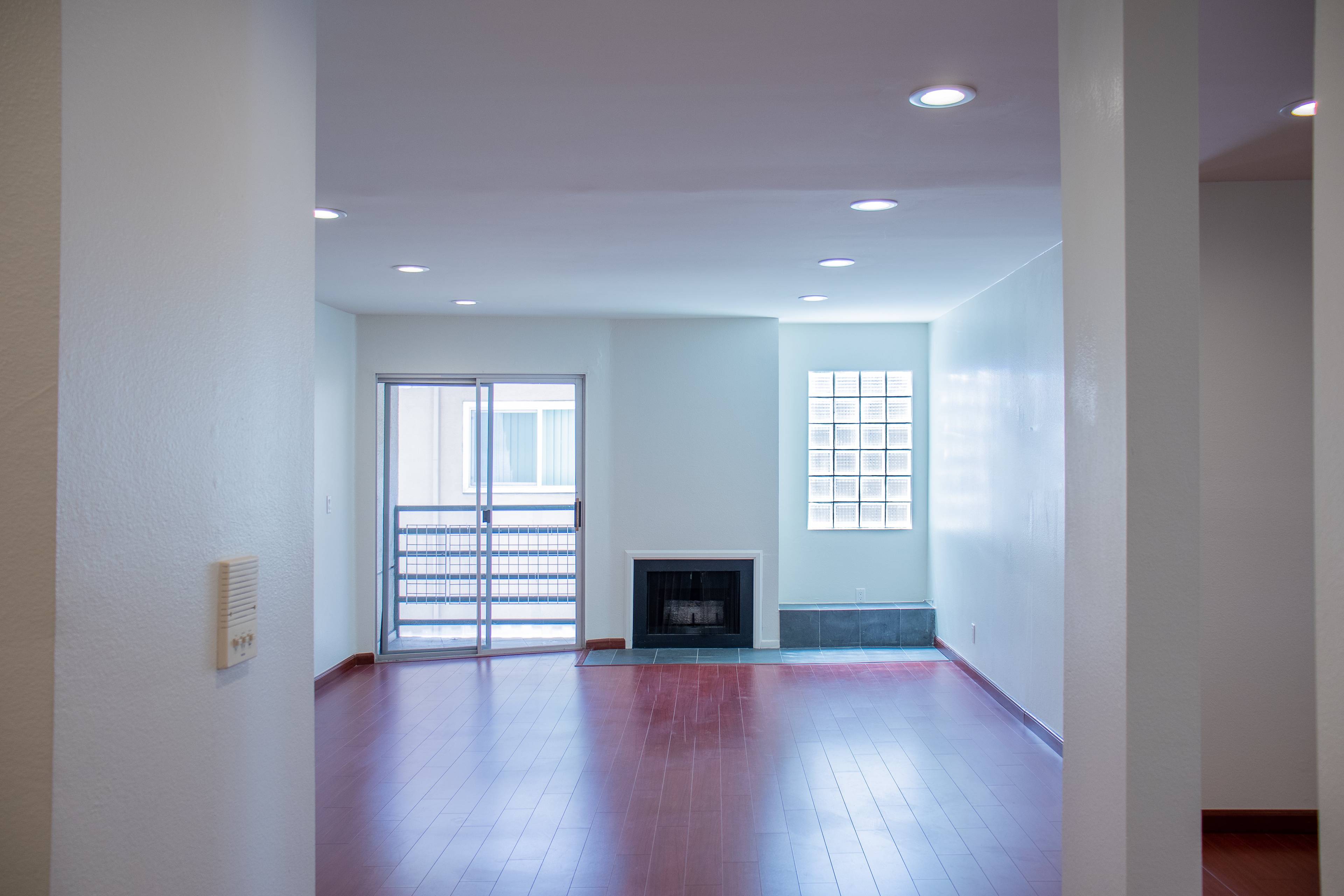 Light and Bright 2 Bedroom in the heart of Brentwood