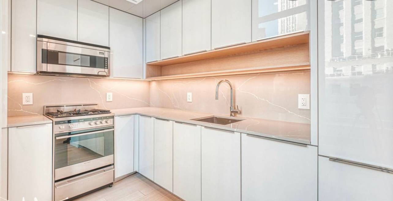 STUDIO + 2 HOME OFFICES - 1BA CAN BE CONVERTED INTO 2BD