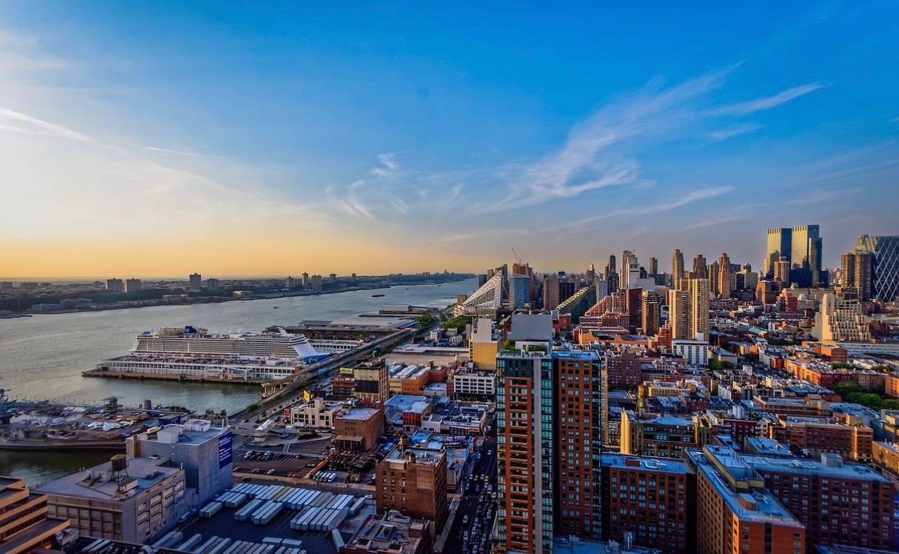 INCREDIBLE 2 Bedroom Apartment with Balcony & Iconic Manhattan Skyline Views!