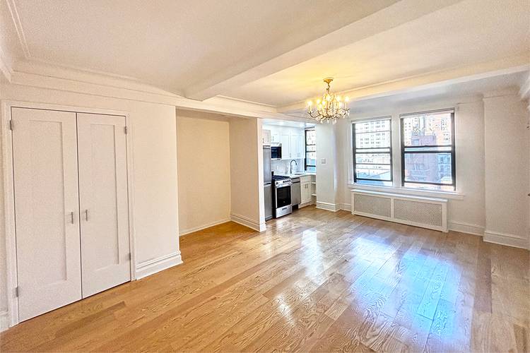 Elegant New York Studio/1 Bath Co-Op in Sutton Place