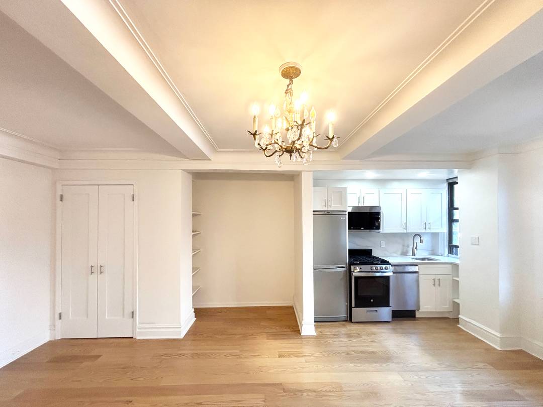 Elegant New York Studio/1 Bath Co-Op in Sutton Place