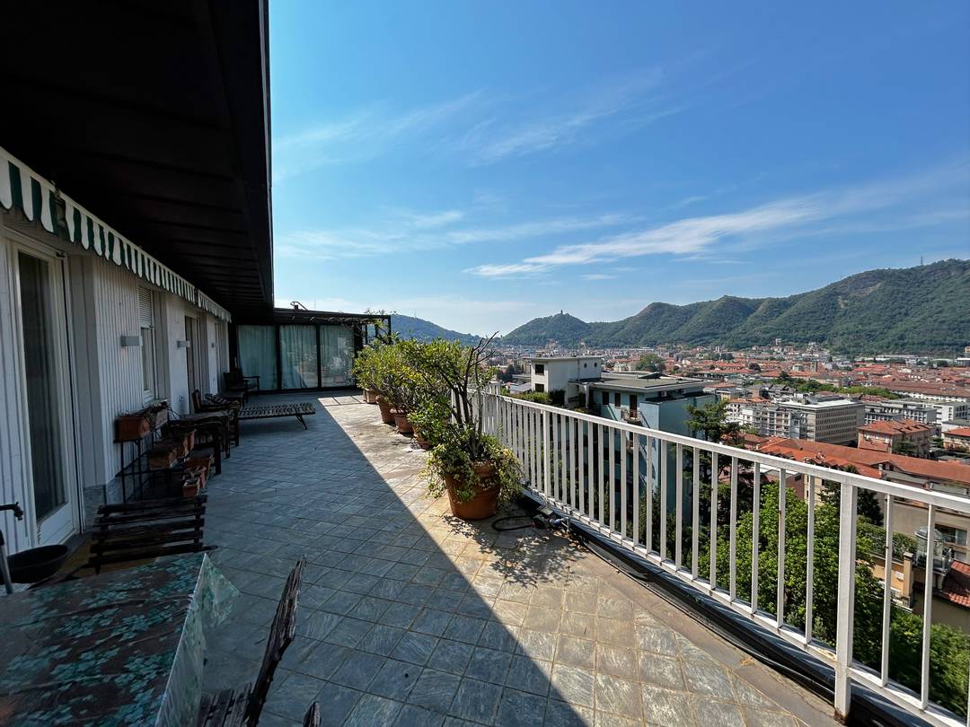 Penthouse with large terrace overlooking Como