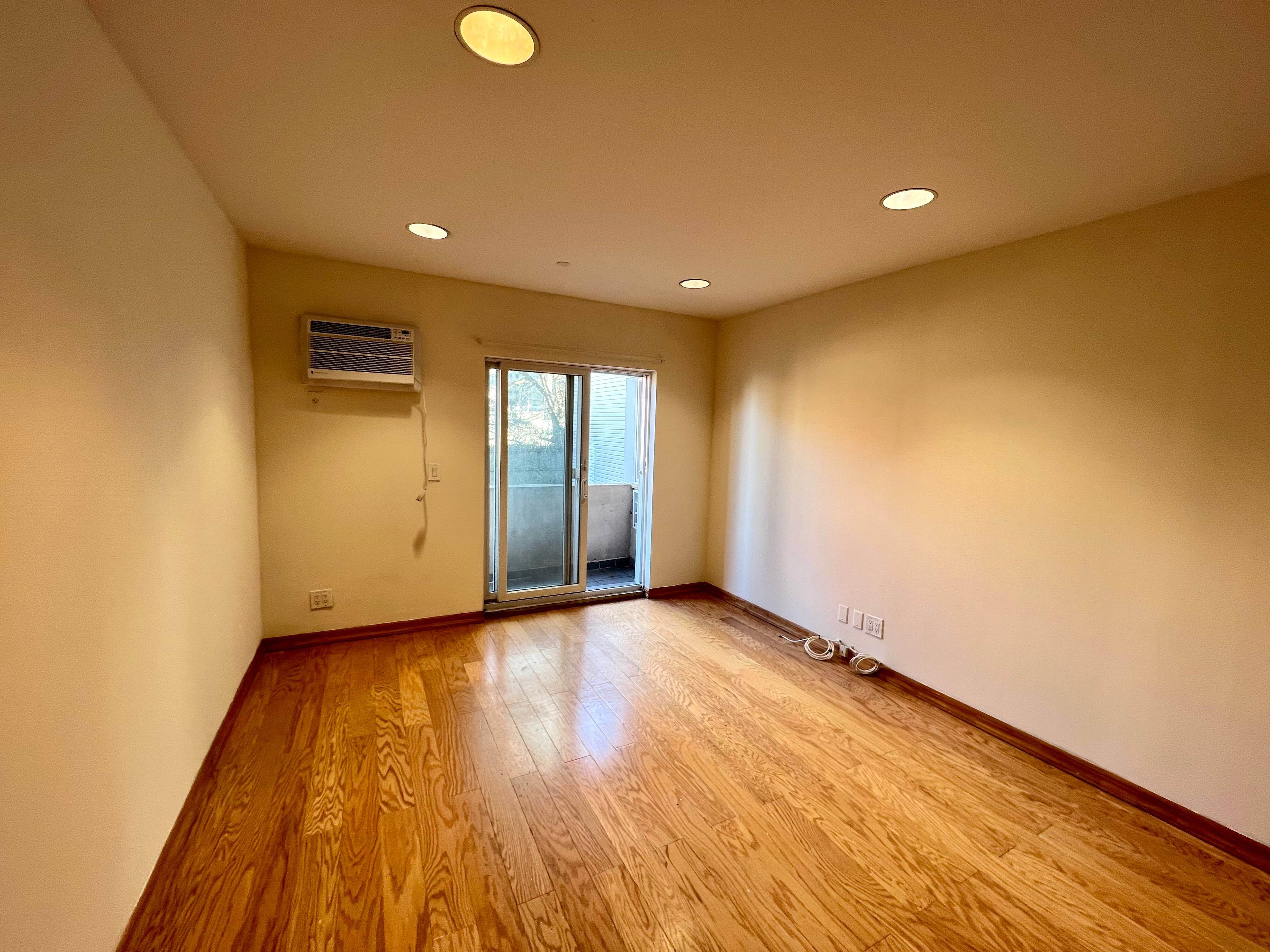 Astoria Park: Pet Friendly 1 Bedroom 1 Bathroom For Lease