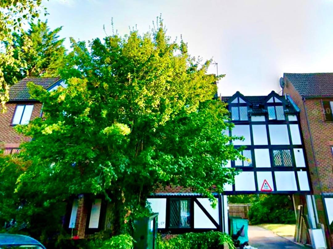 Spacious and bright 1 bed apartment with private balcony and parking in Northwood, HA6.