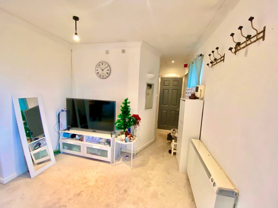 Spacious and bright 1 bed apartment with private balcony and parking in Northwood, HA6.
