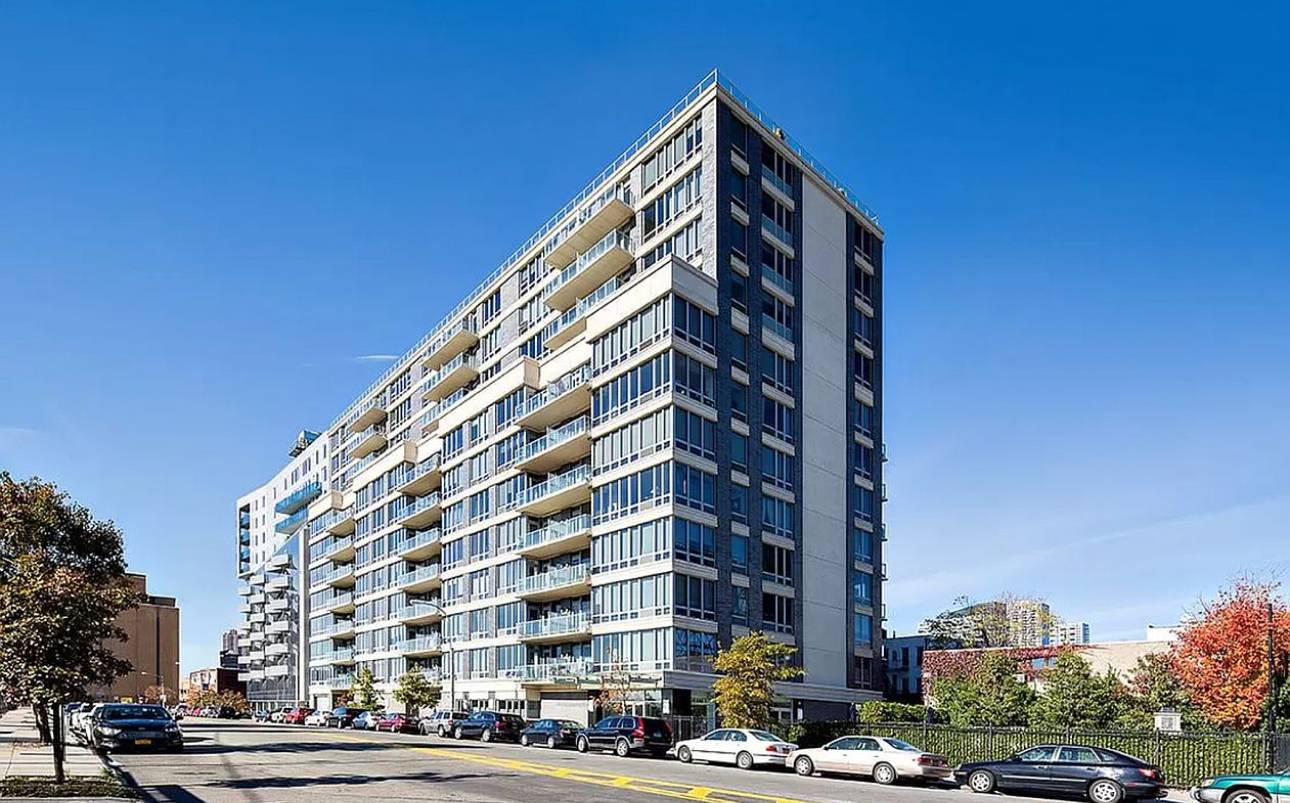 Luxury LIC Living – Oversized 1-Bedroom with Floor-to-Ceiling Windows & Prime Location!