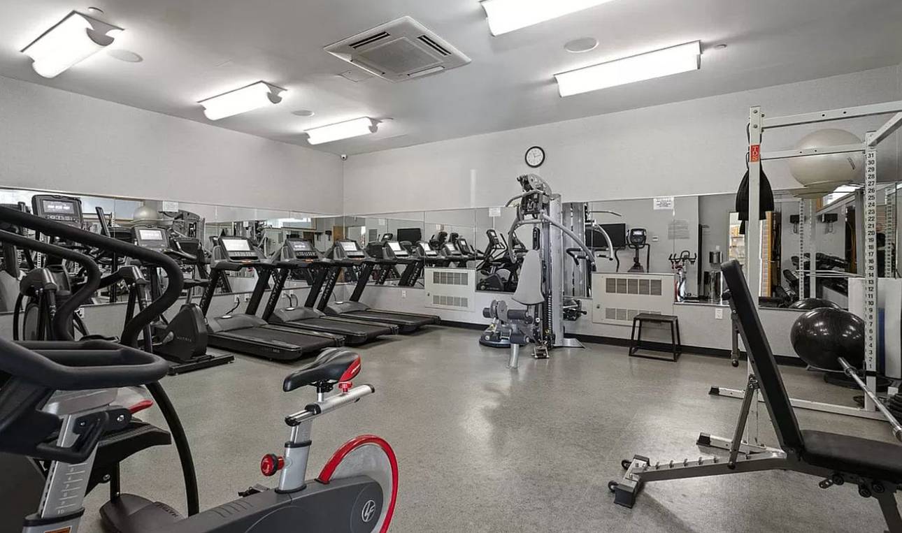 Luxury LIC Living – Oversized 1-Bedroom with Floor-to-Ceiling Windows & Prime Location!