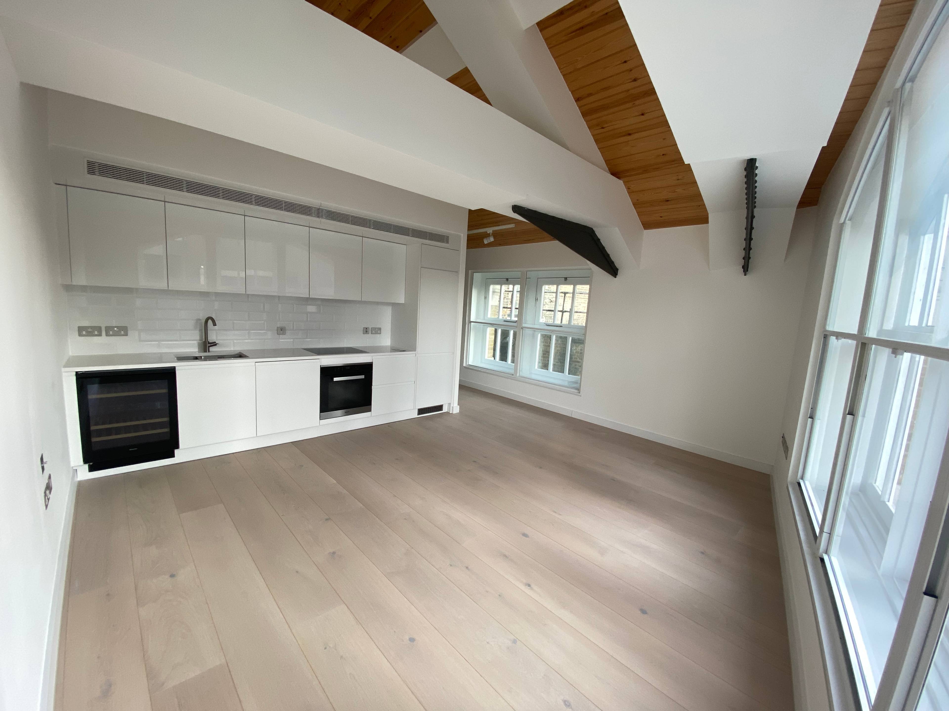 High Ceiling Spacious Loft Studio in Wandsworth, London