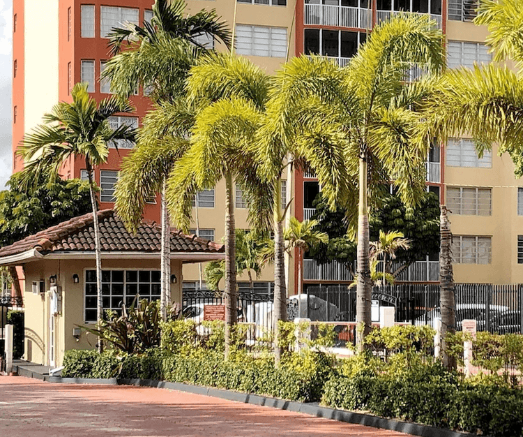 Peaceful North Miami Beach Lakefront Residence Near Sunny Isles & Aventura Mall | Spacious Renovated 1 Bedroom