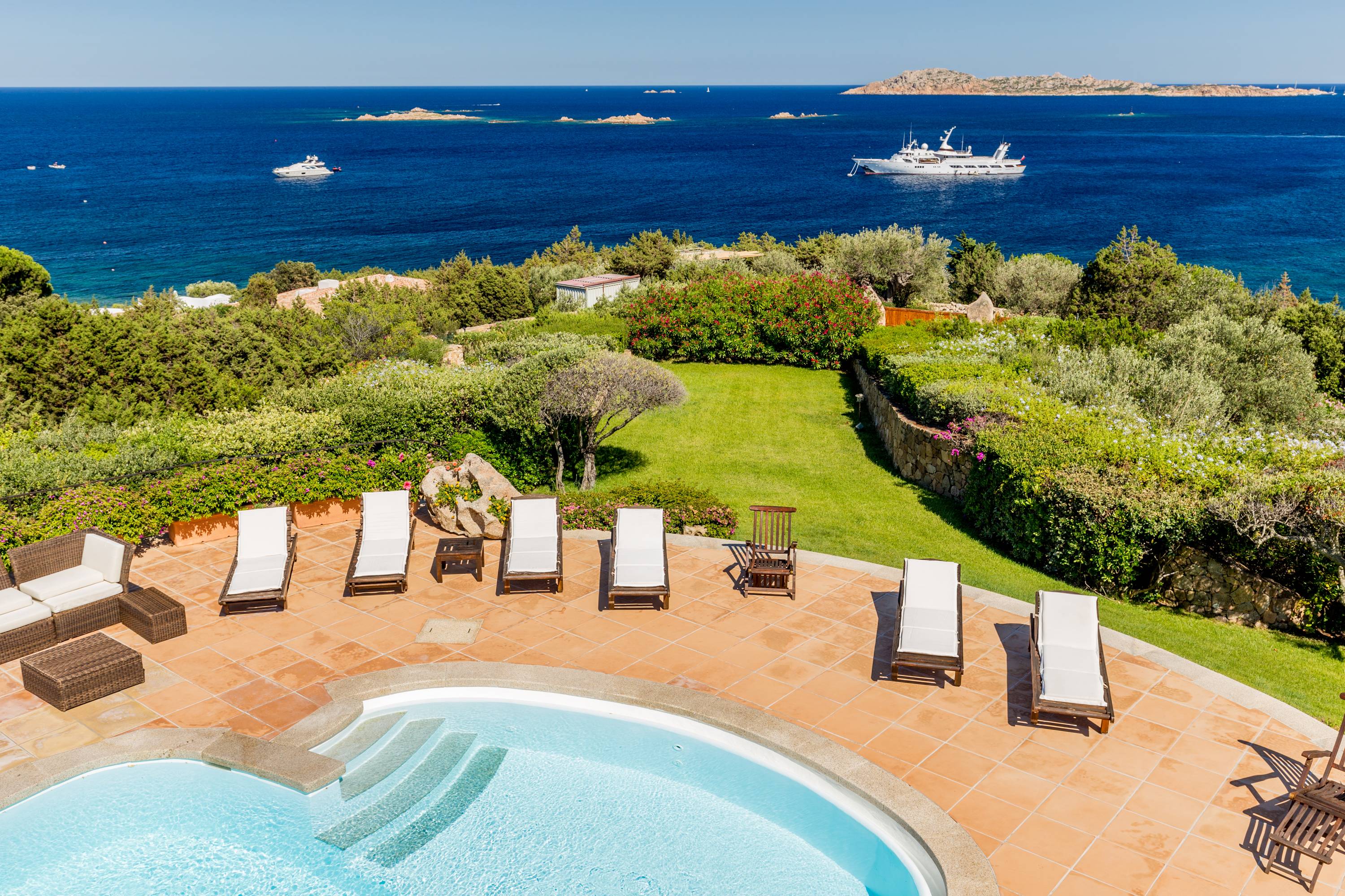 BEAUTIFUL VILLA IN COSTA SMERALDA WITH BREATHTAKING VIEW ON TAVOLARA ISLAND