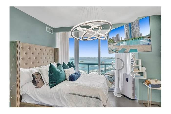39th Floor Luxury One Bedroom with Bay Views in Downtown Miami Steps from Miami Worldcenter