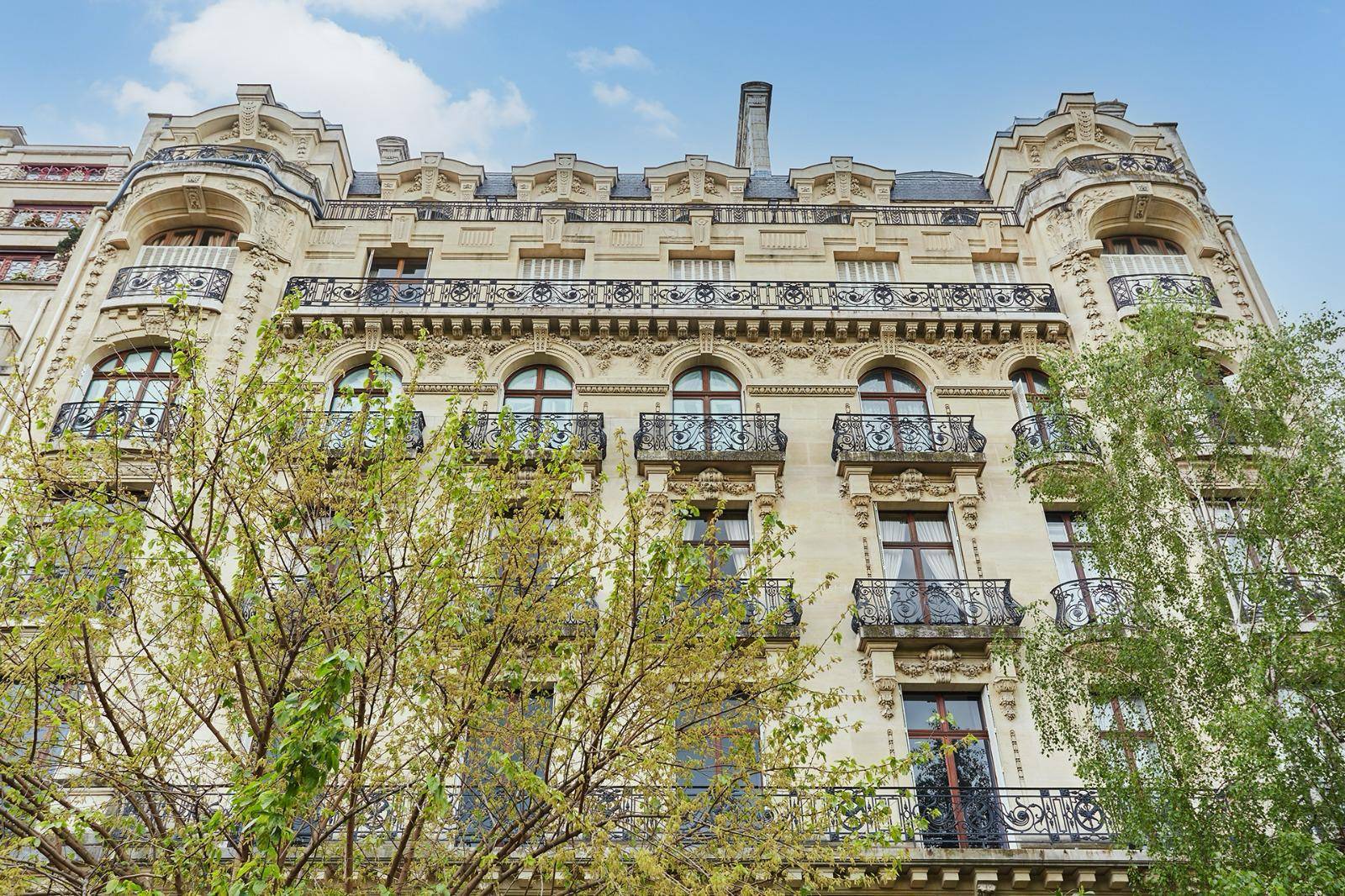Paris 16th – Rare Garden-Level Masterpiece: 273 m² Contemporary Home with 175 m² Private Garden