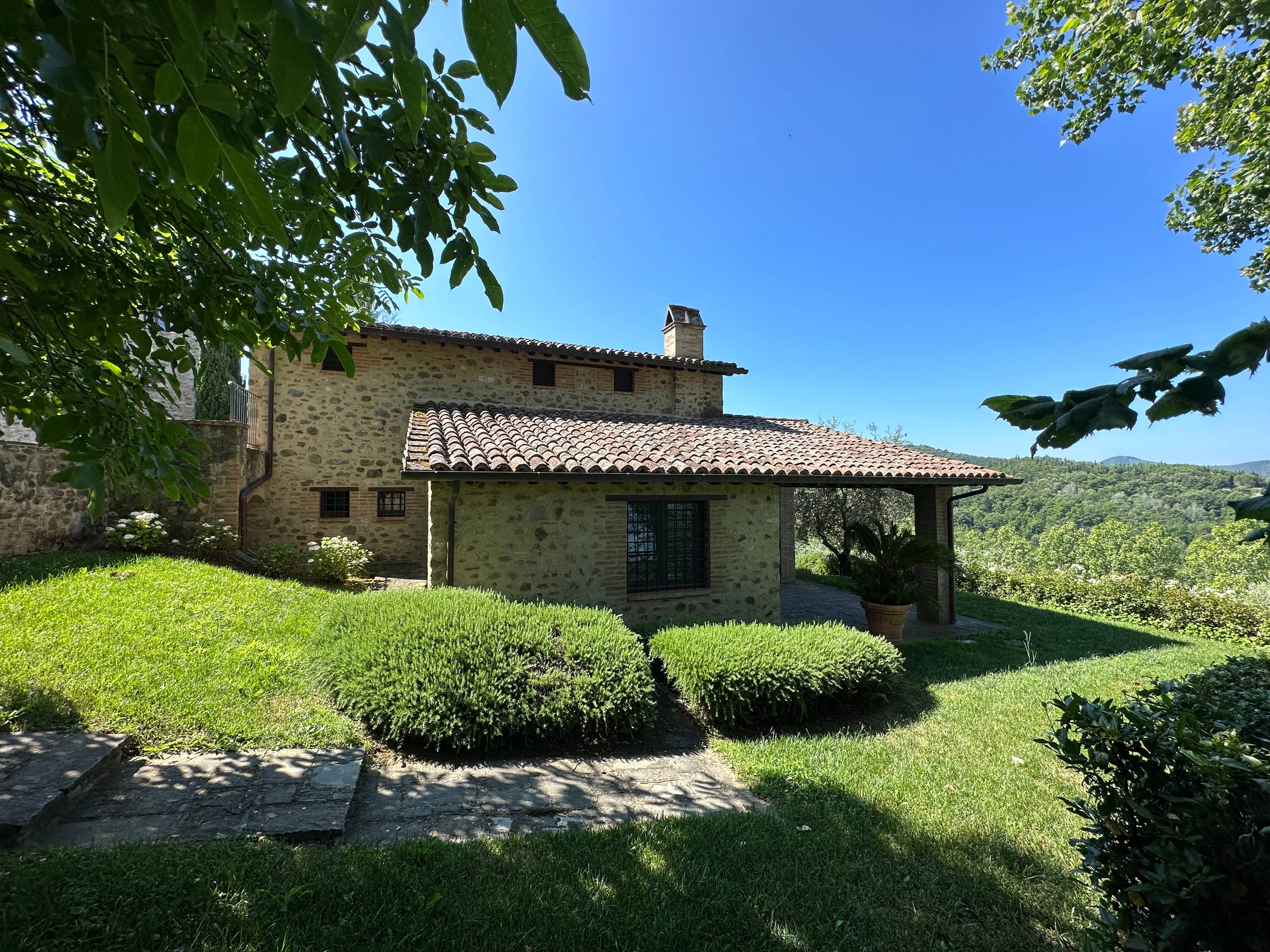 UMBRIA | MAGICAL VILLA IN HISTORIC VILLAGE