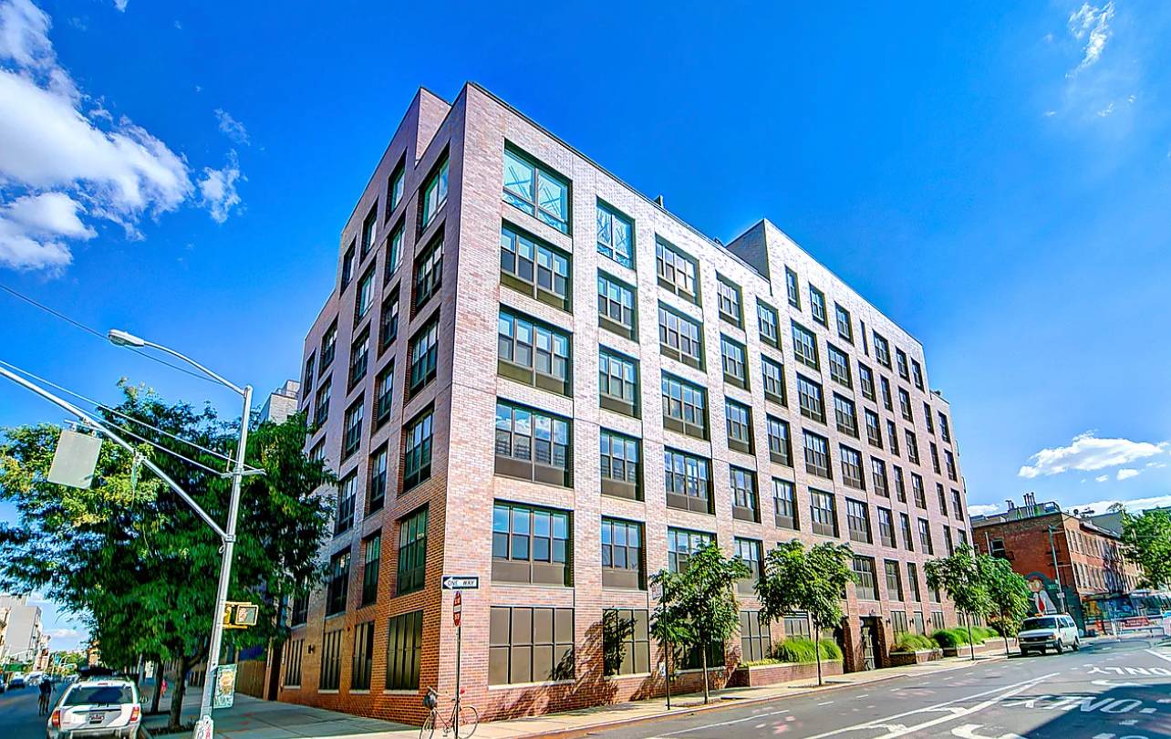 Williamsburg, Cool Furnished 1 Bedroom with Massive Cabana at Met Lofts!