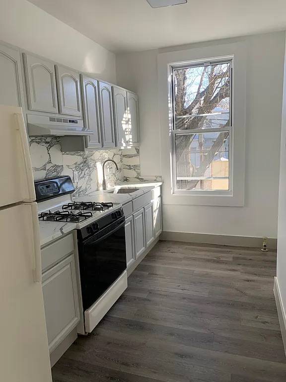 FABULOUS 2BR located in the HEART of Queens W/onsite laundry and close to all