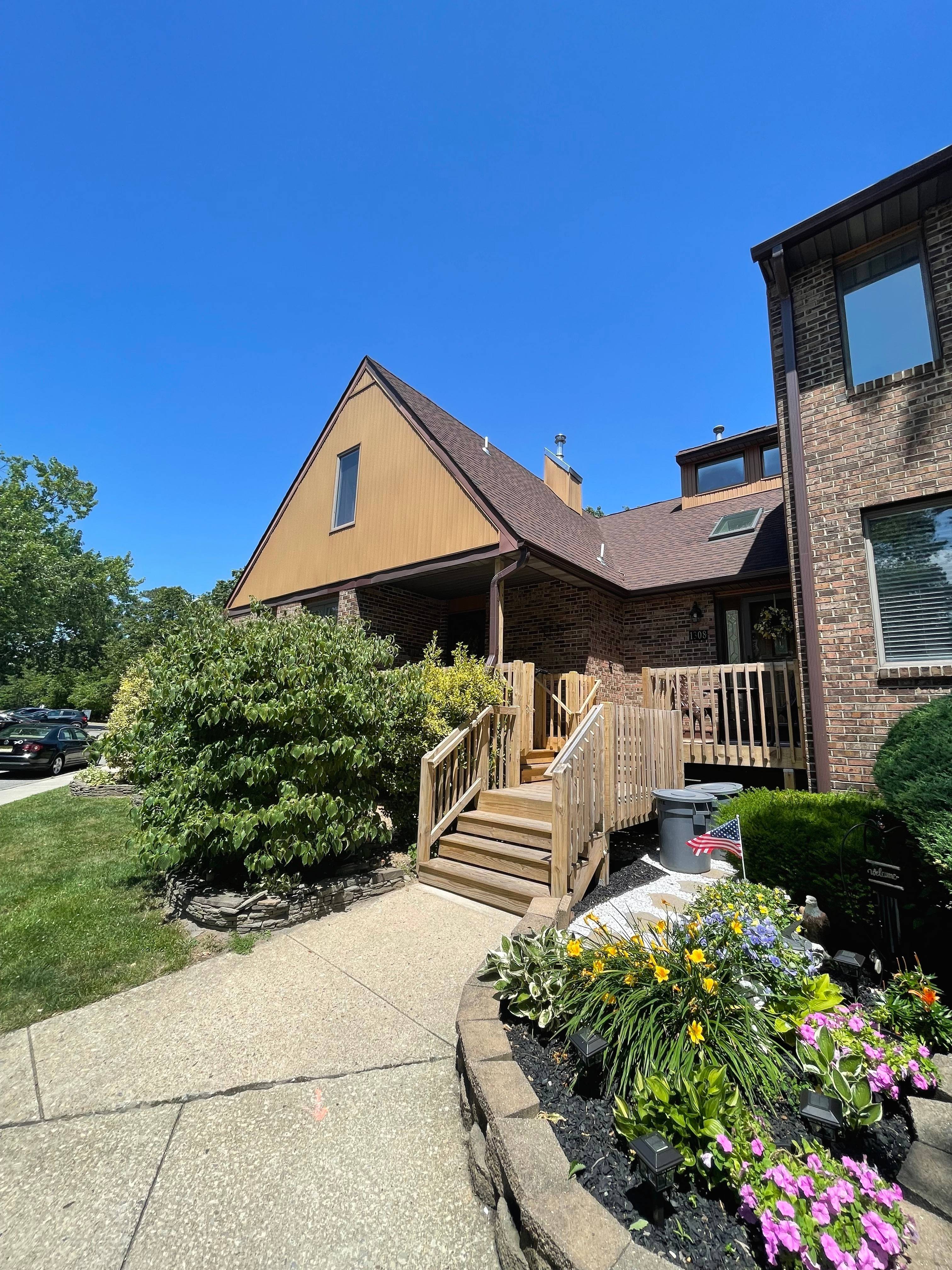 TRI-LEVEL TOWNHOUSE TREASURE - SILVERTON LOCATION