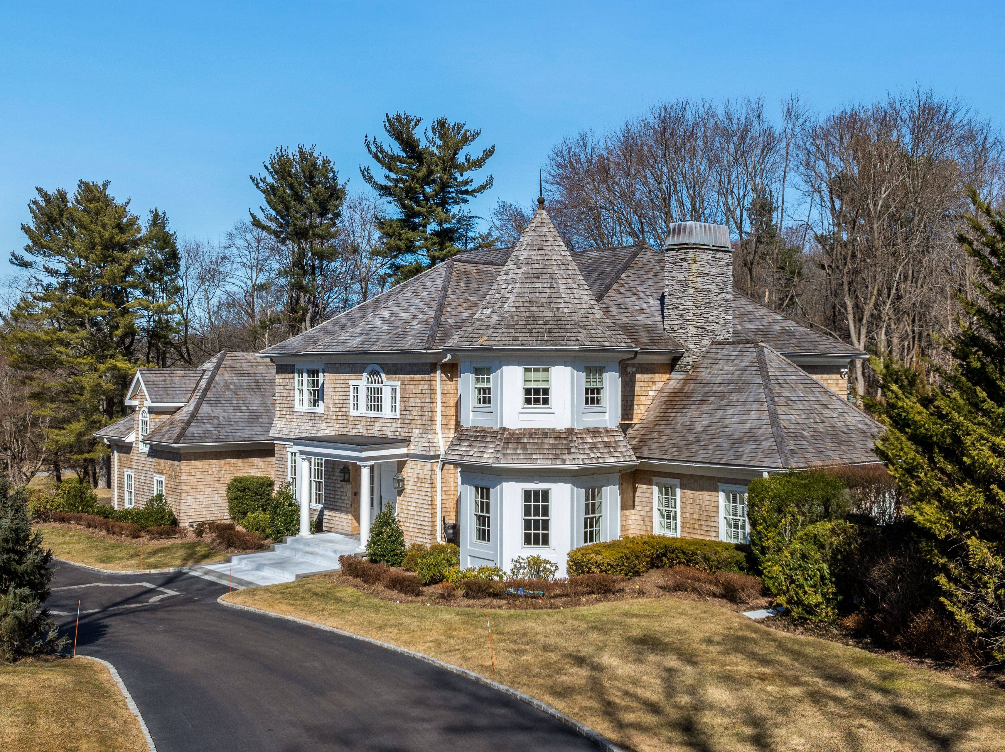 PRESTIGIOUS HAMPTON-STYLE COLONIAL IN BROOKVILLE ON 2 ACRES