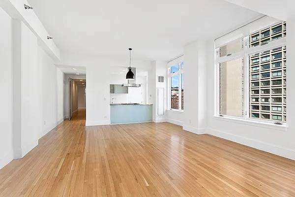 GRAND CORNER SOHO LOFT FLOODED WITH SUNLIGHT