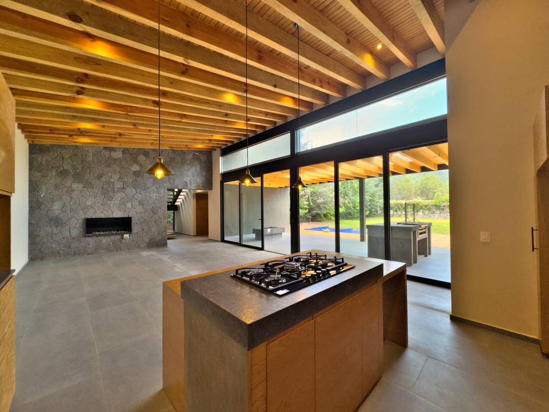 NEW HOUSE FOR SALE A FEW MINUTES FROM AVANDARO